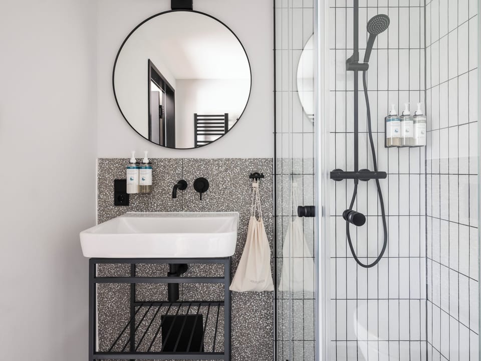 Standard Suite | Bathroom | Shower, designer toiletries, hair dryer, towels