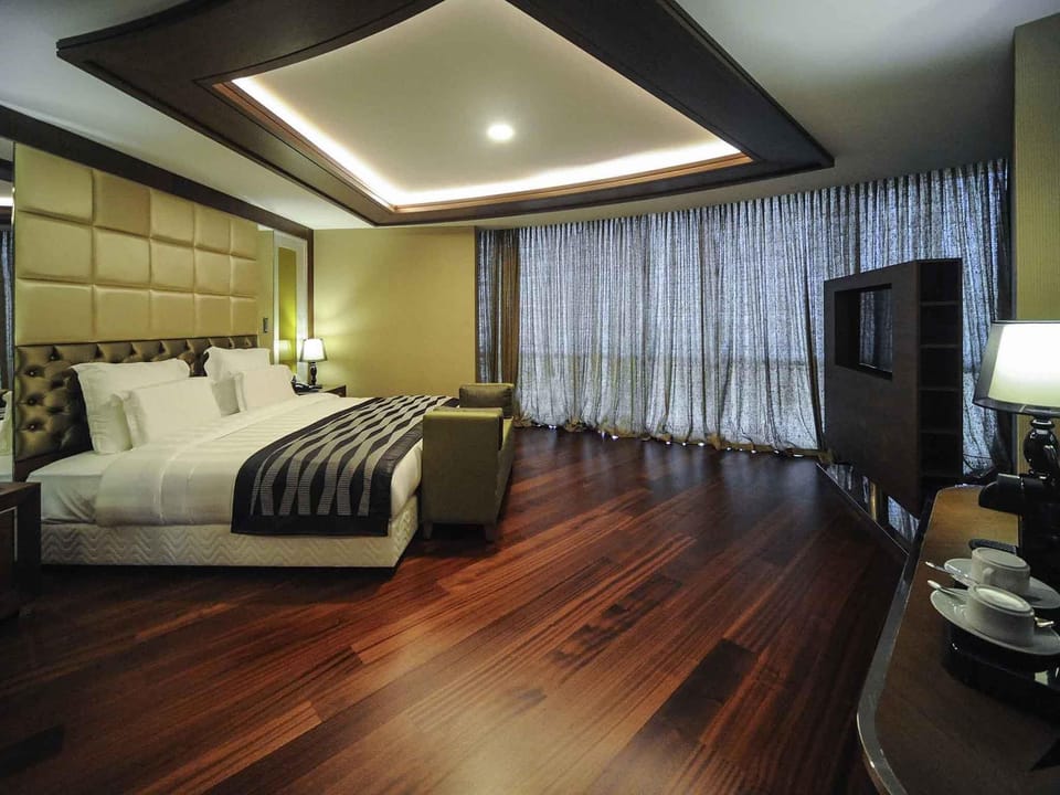 Down comforters, minibar, in-room safe, desk
