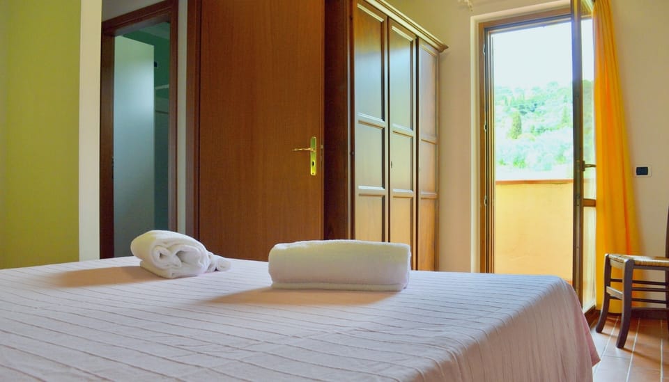 In-room safe, cribs/infant beds, bed sheets