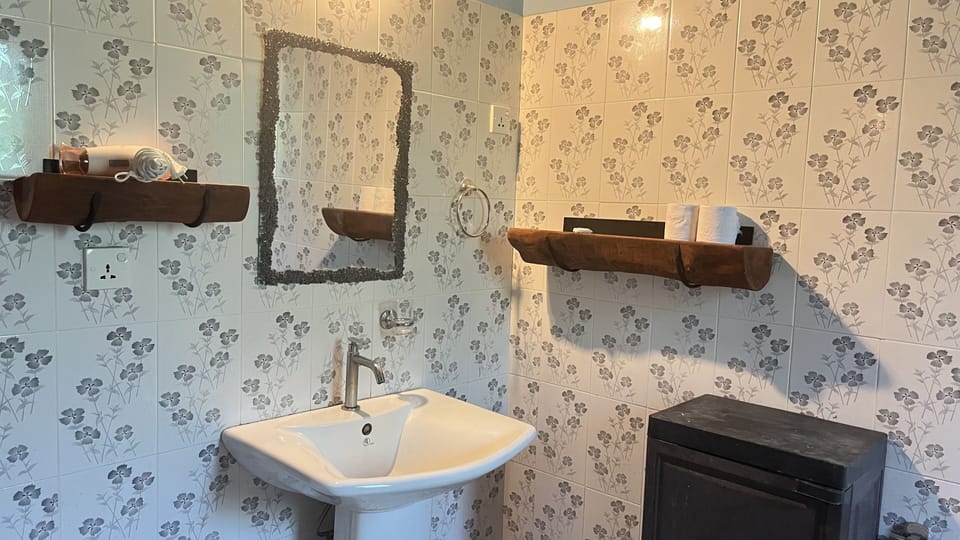 Chalet, Multiple Beds, Smoking, Garden View | Bathroom | Shower, rainfall showerhead, free toiletries, hair dryer