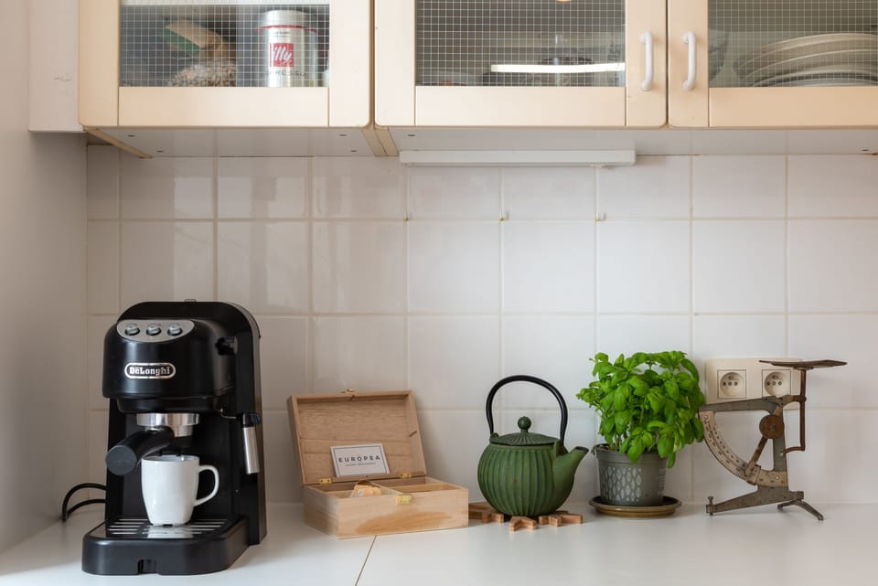 Fridge, microwave, dishwasher, cookware/dishes/utensils