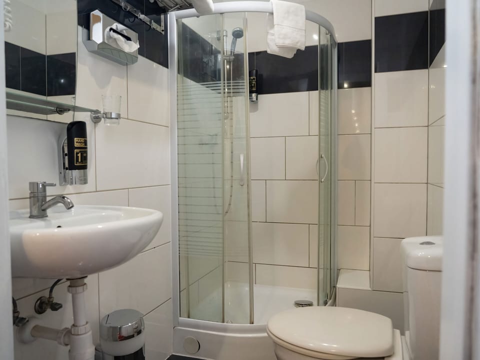 Economy Double Room | Bathroom | Hair dryer, towels, soap, shampoo