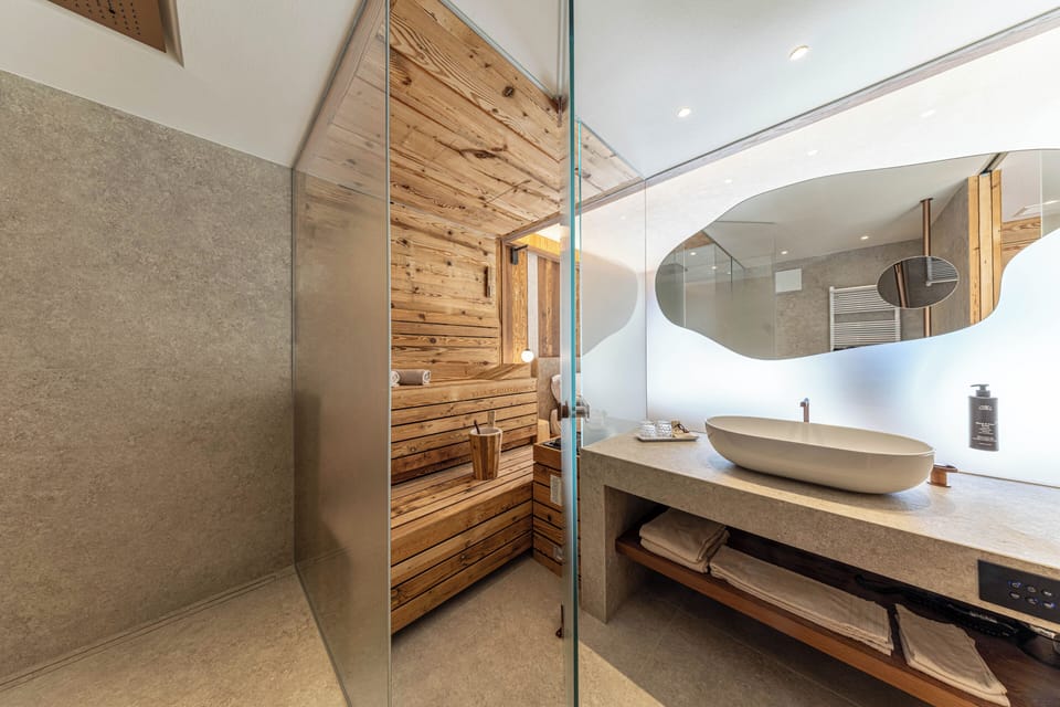 Deluxe Studio Suite, Balcony, Mountain View | Hypo-allergenic bedding, down comforters, memory foam beds, in-room safe