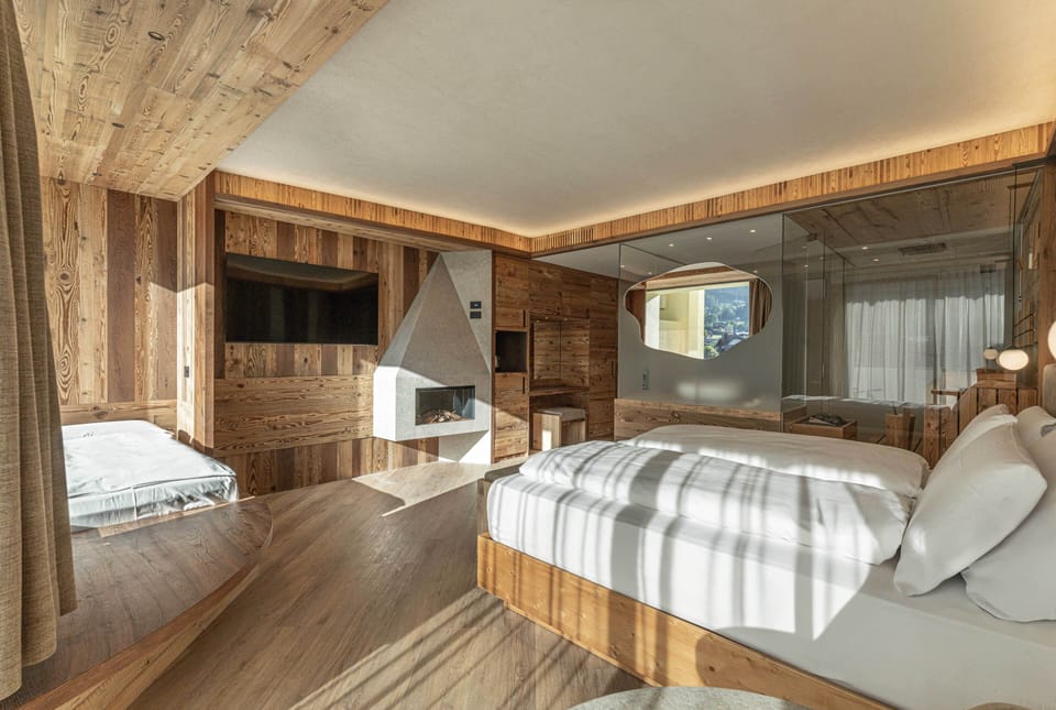 Luxury Studio Suite, Balcony, Mountain View | Hypo-allergenic bedding, down comforters, memory foam beds, in-room safe