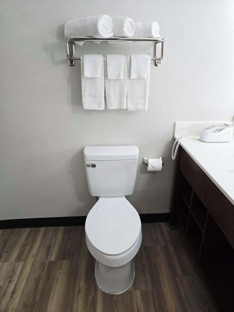 Combined shower/tub, free toiletries, hair dryer, towels