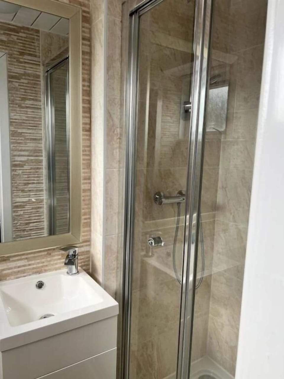 Family Quadruple Room | Bathroom | Shower, free toiletries, hair dryer, towels