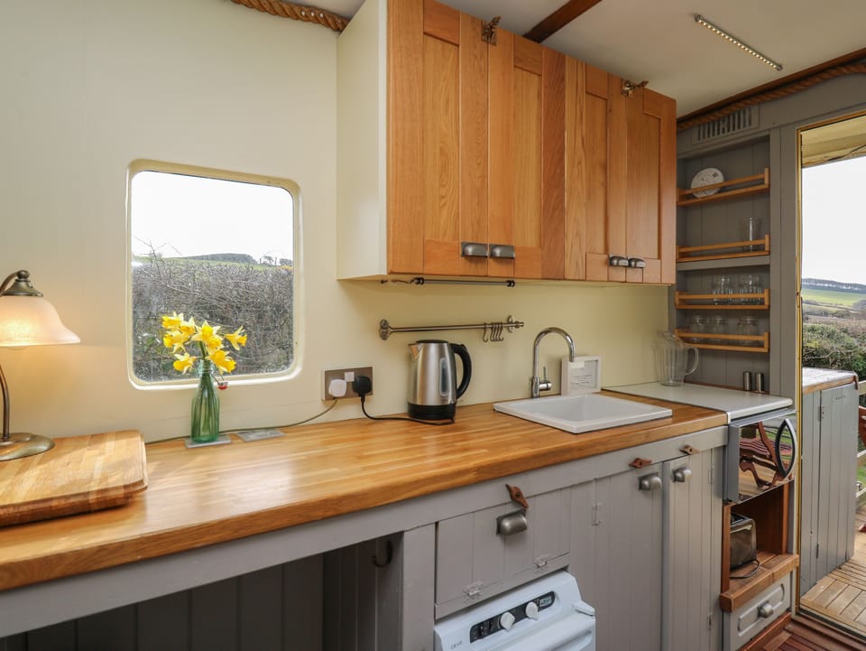 Cottage | Private kitchen | Fridge, electric kettle, toaster, cookware/dishes/utensils