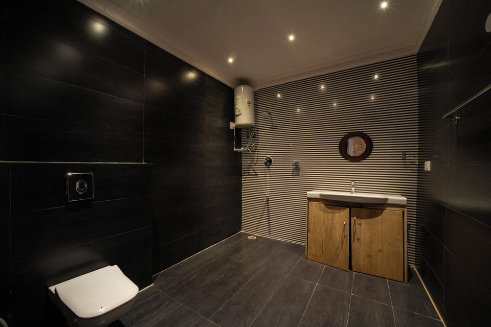 Iris - Club Room | Bathroom | Free toiletries, bidet