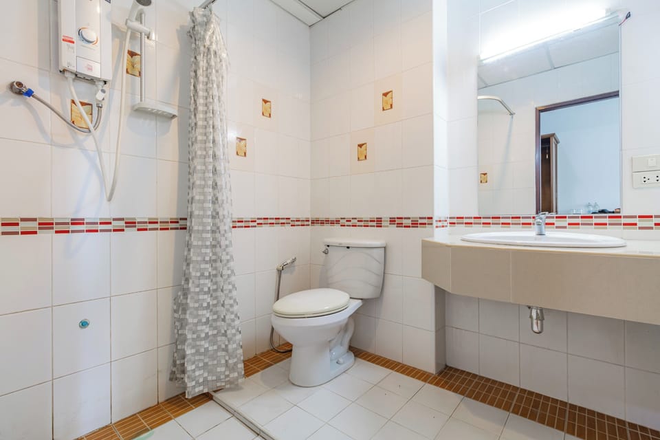 Family Connecting Room | Bathroom | Shower, rainfall showerhead, free toiletries, towels