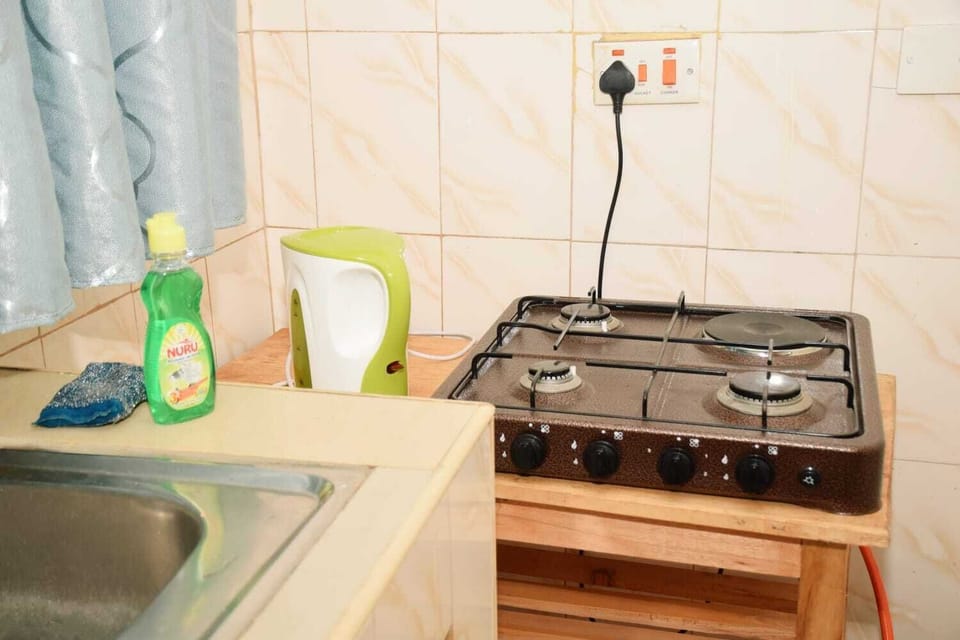 Business Apartment | Private kitchen | Fridge, microwave, cookware/dishes/utensils