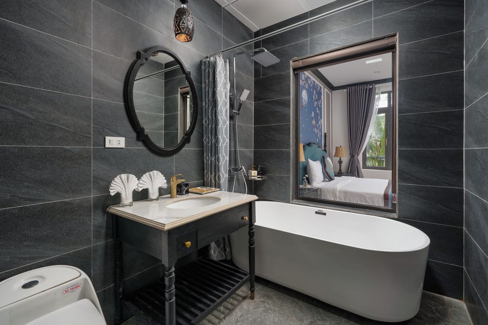 Deluxe Double Room, Bathtub | Bathroom | Shower, hydromassage showerhead, designer toiletries, hair dryer
