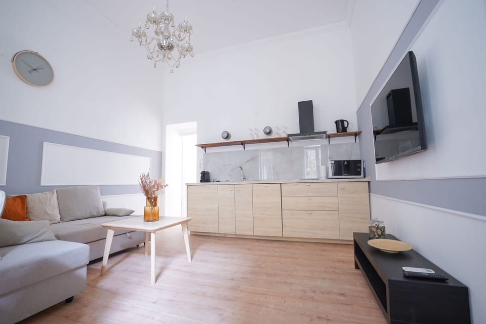 Exclusive Apartment | Private kitchen | Mini-fridge, microwave, oven, stovetop