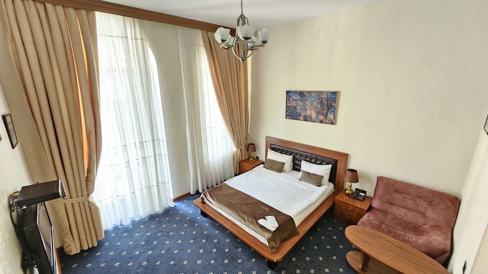 Deluxe Double Room, Balcony | Minibar, desk, soundproofing, WiFi (free)