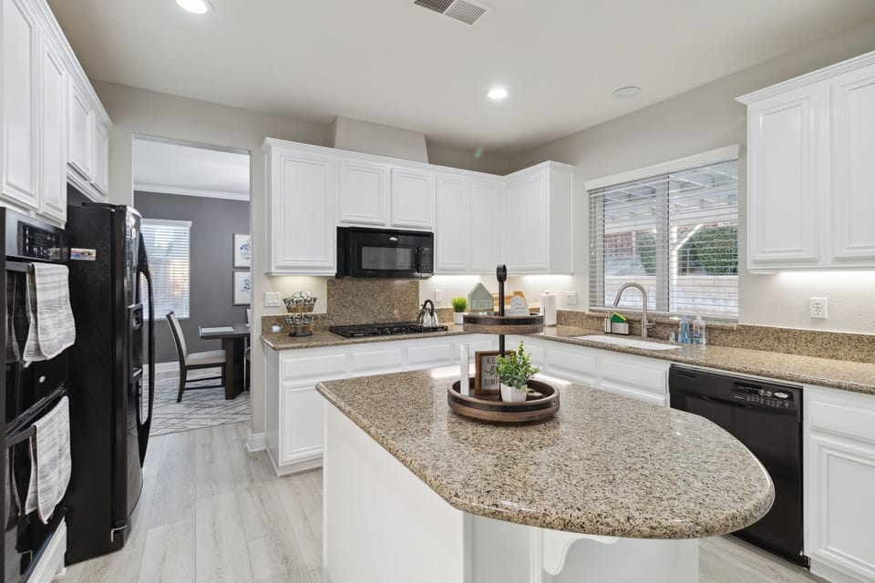House, 5 Bedrooms | Private kitchen | Fridge, oven, coffee/tea maker, toaster