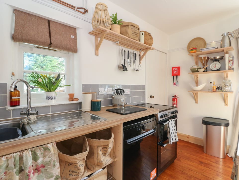Cottage | Private kitchen | Dishwasher, electric kettle, toaster, cookware/dishes/utensils