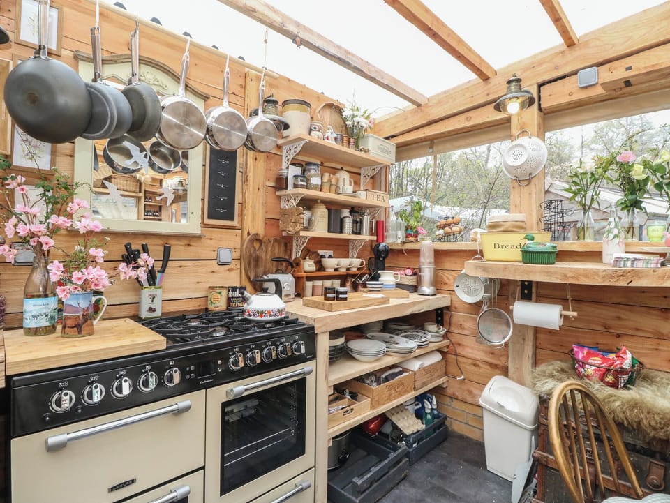 Cottage | Private kitchen | Dishwasher, electric kettle, toaster, cookware/dishes/utensils