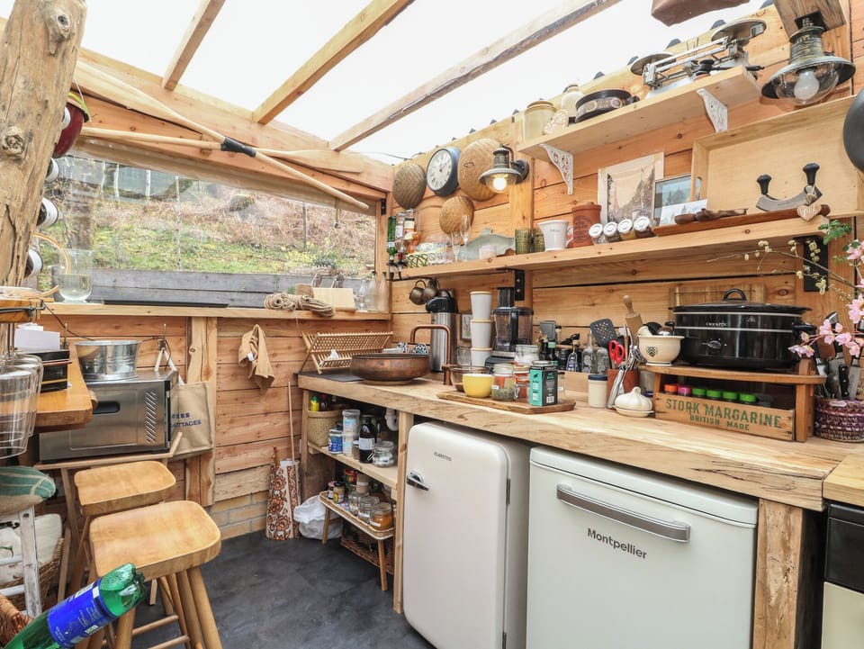 Cottage | Private kitchen | Dishwasher, electric kettle, toaster, cookware/dishes/utensils