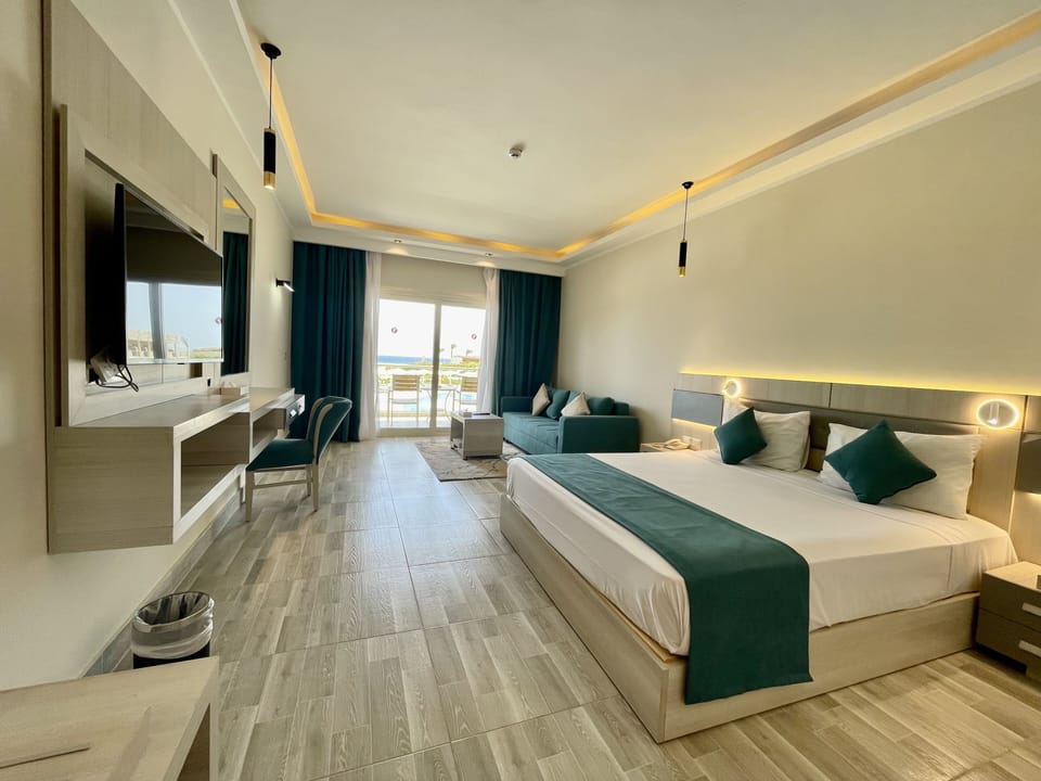 Premium Sea Front | In-room safe, desk, soundproofing, free WiFi