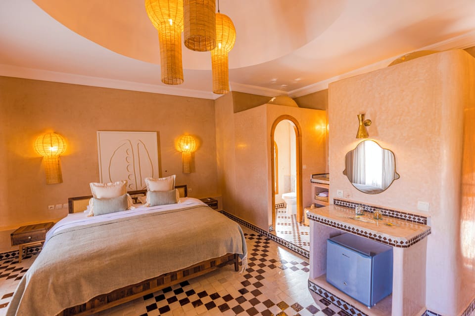 Minibar (free items), WiFi (free), bed sheets