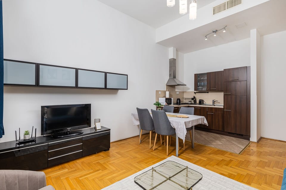 Deluxe Apartment | Dining room
