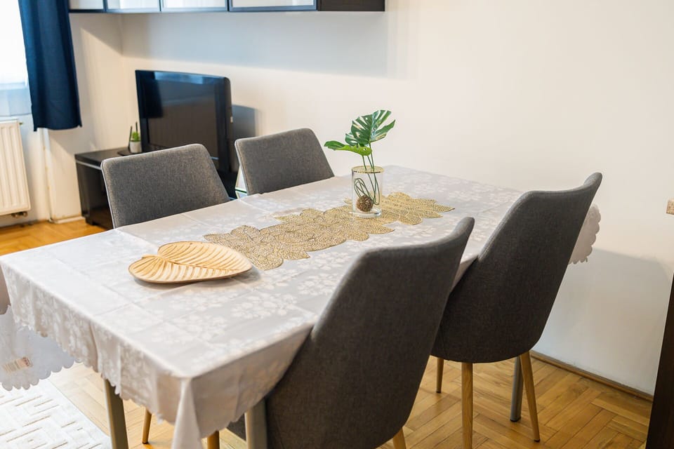 Deluxe Apartment | Dining room