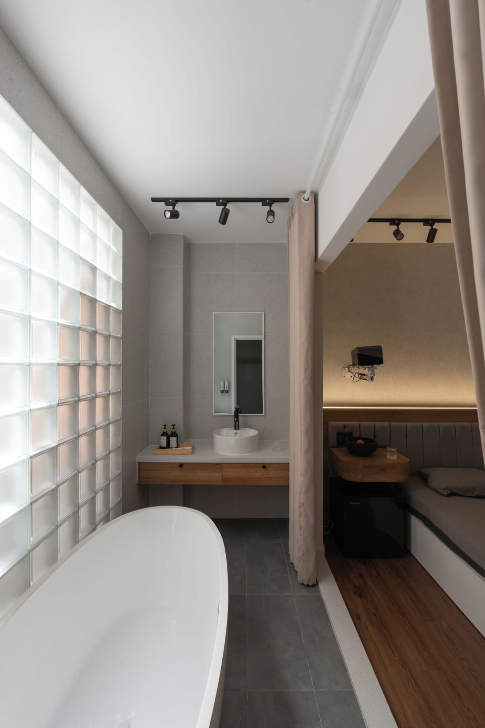 Deluxe King Room | Bathroom | Bidet, soap, shampoo, toilet paper