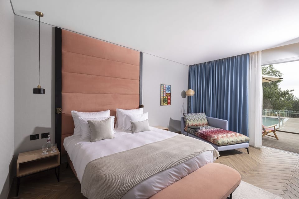Exclusive Double Room, 1 King Bed | In-room safe, desk, WiFi (free), bed sheets