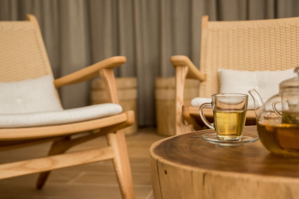 Couples treatment rooms, sauna, steam room, hot stone massages