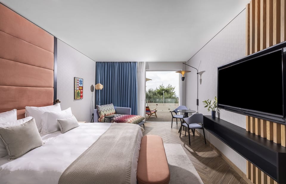 Exclusive Double Room, 1 King Bed | In-room safe, desk, WiFi (free), bed sheets