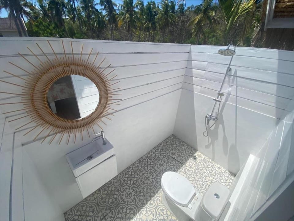 Standard Double Room | Bathroom | Shower, rainfall showerhead, free toiletries, bidet