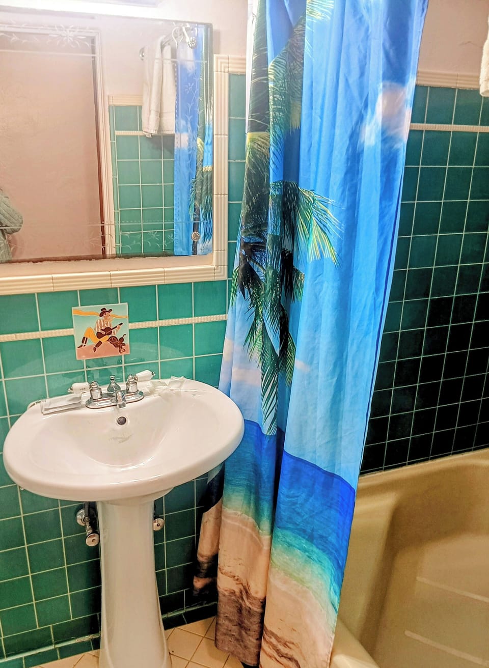 Standard Single Room | Bathroom | Towels, soap, shampoo, toilet paper