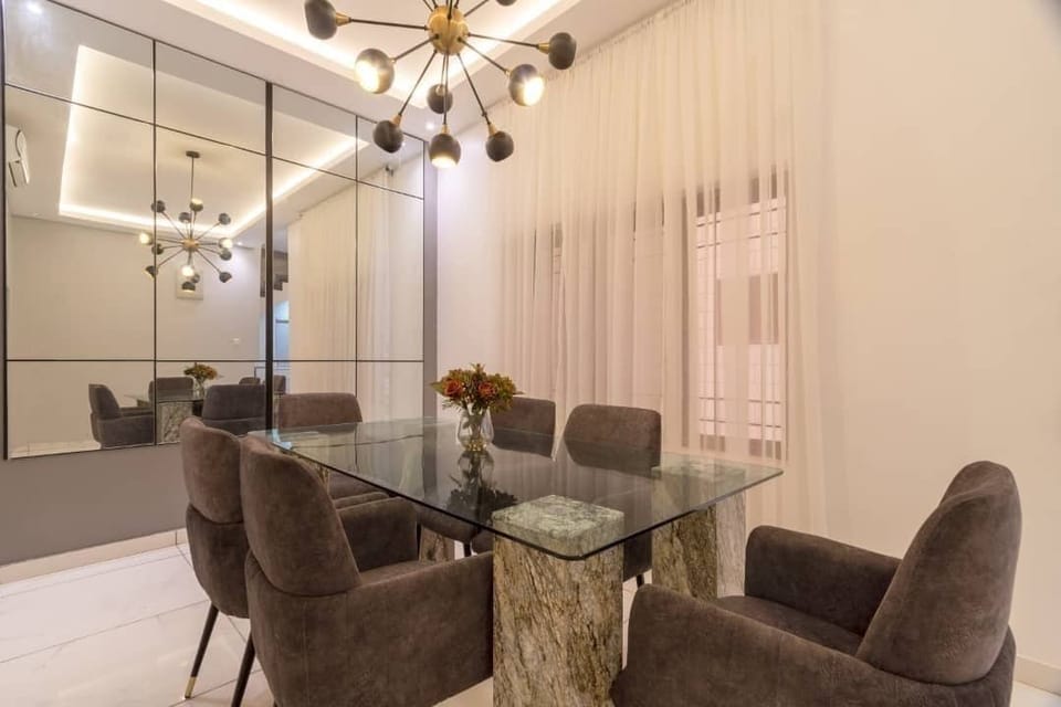 Classic Townhome, 4 Bedrooms | In-room dining