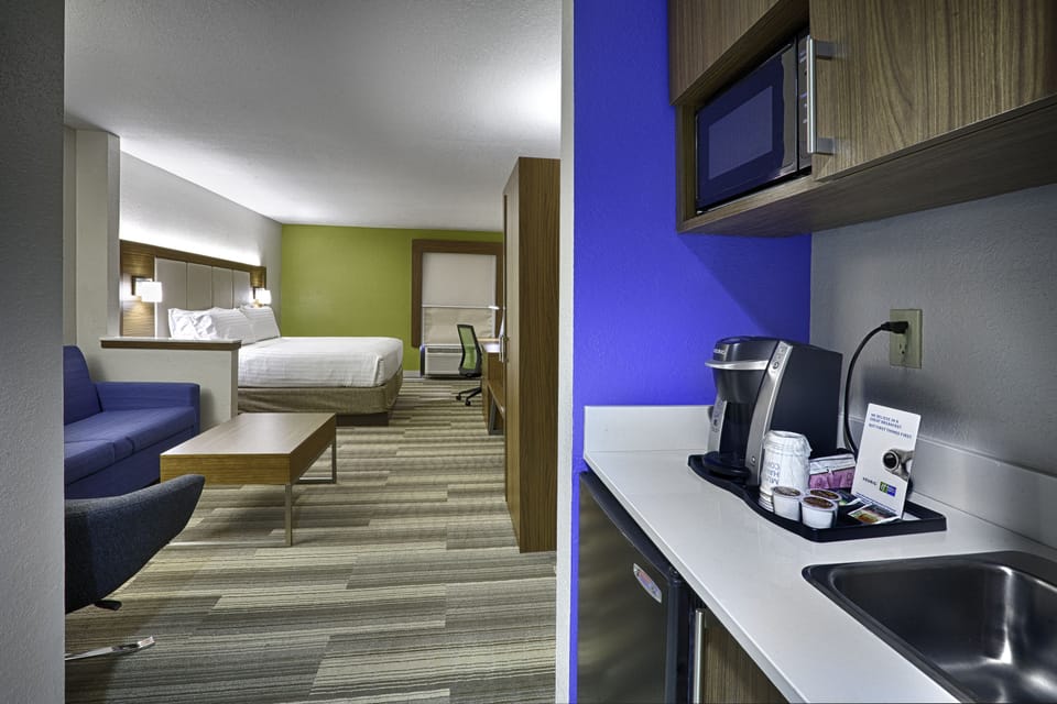 Suite, 1 King Bed | In-room safe, desk, blackout drapes, iron/ironing board