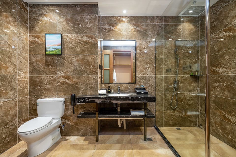Signature Double Room | Bathroom | Shower, rainfall showerhead, free toiletries, hair dryer