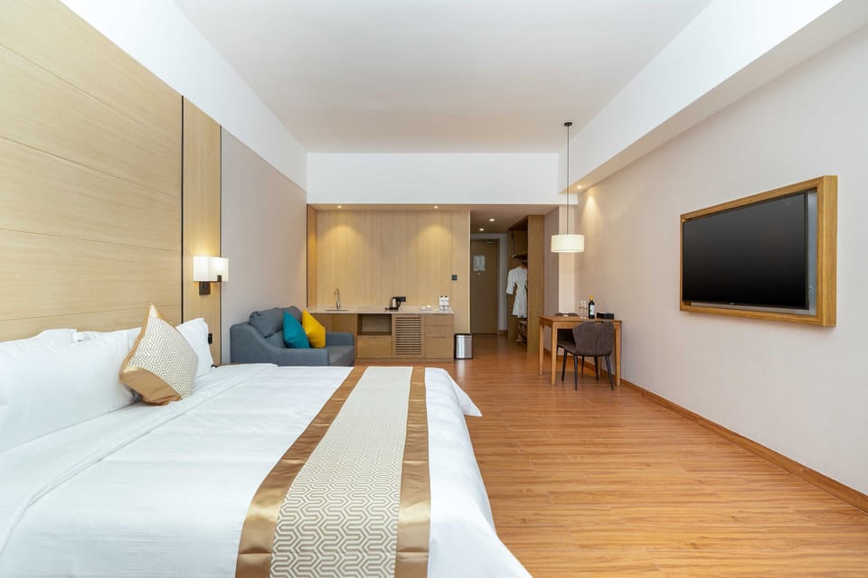 Superior Double Room | Bathroom | Shower, rainfall showerhead, free toiletries, hair dryer