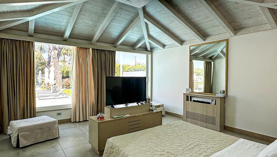 Junior Suite with Private Pool | In-room safe, soundproofing, free WiFi, bed sheets