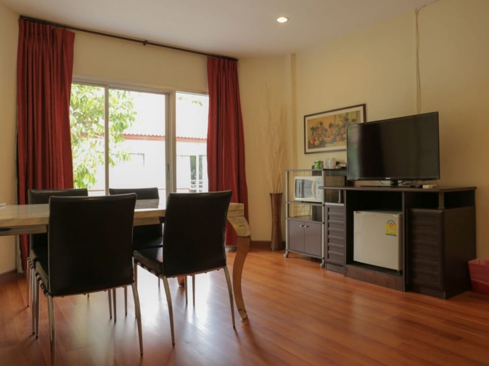 Grand Room | Desk, blackout drapes, free WiFi, bed sheets