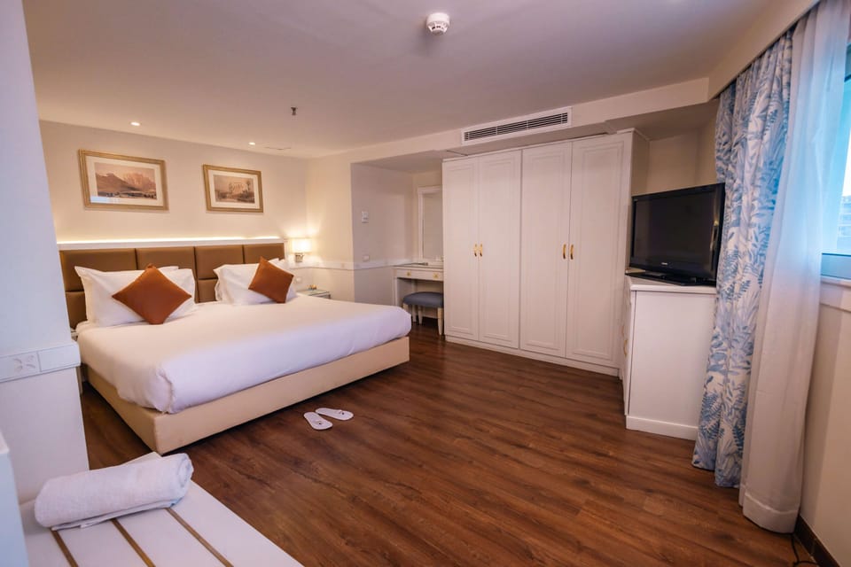 Junior Suite, River View | 1 bedroom, minibar, in-room safe, blackout drapes