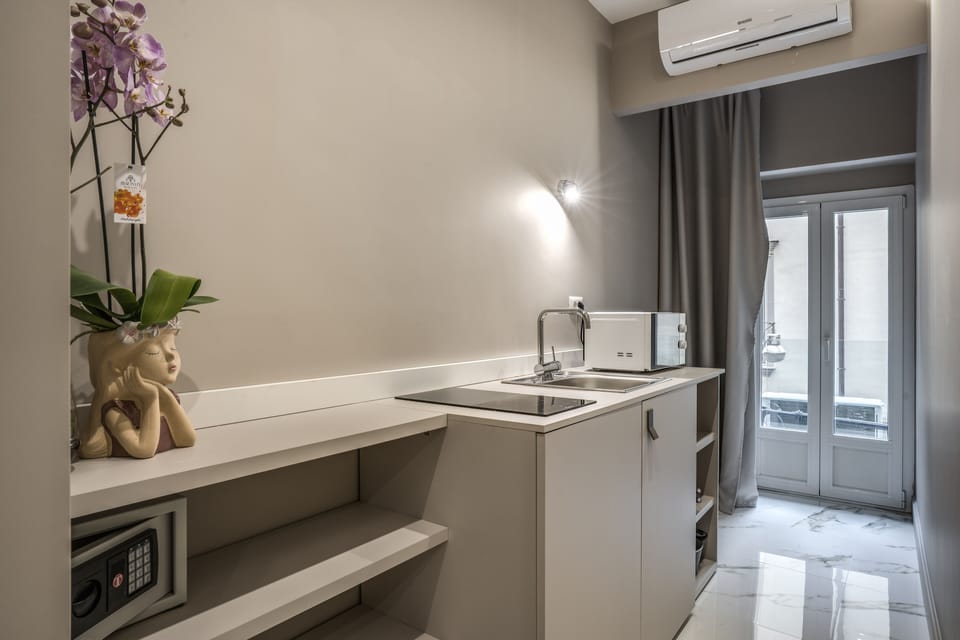 Deluxe Quadruple Room | Private kitchen | Coffee/tea maker, electric kettle