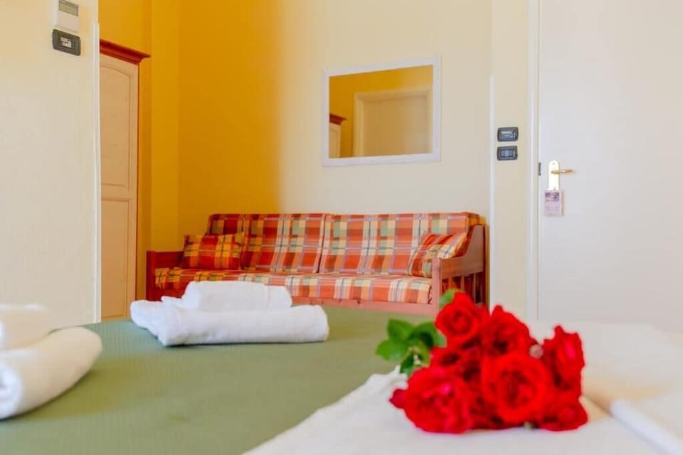Triple Room | Desk, laptop workspace, soundproofing, free WiFi