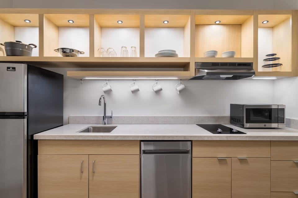 Full-size fridge, microwave, stovetop, dishwasher