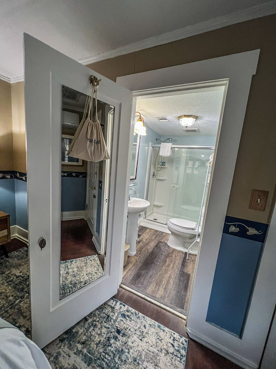 Deluxe Studio Suite | Bathroom | Hair dryer, bathrobes, slippers, towels