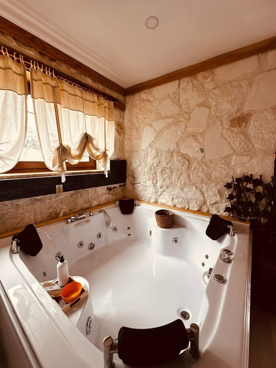 Comfort Room, 1 Queen Bed, Non Smoking, Pool View | Bathroom | Free toiletries, hair dryer, slippers, towels