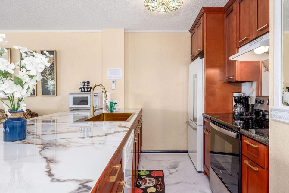 Condo, 1 King Bed with Sofa bed (Kona Reef A-34) | Private kitchen | Oven, toaster, paper towels