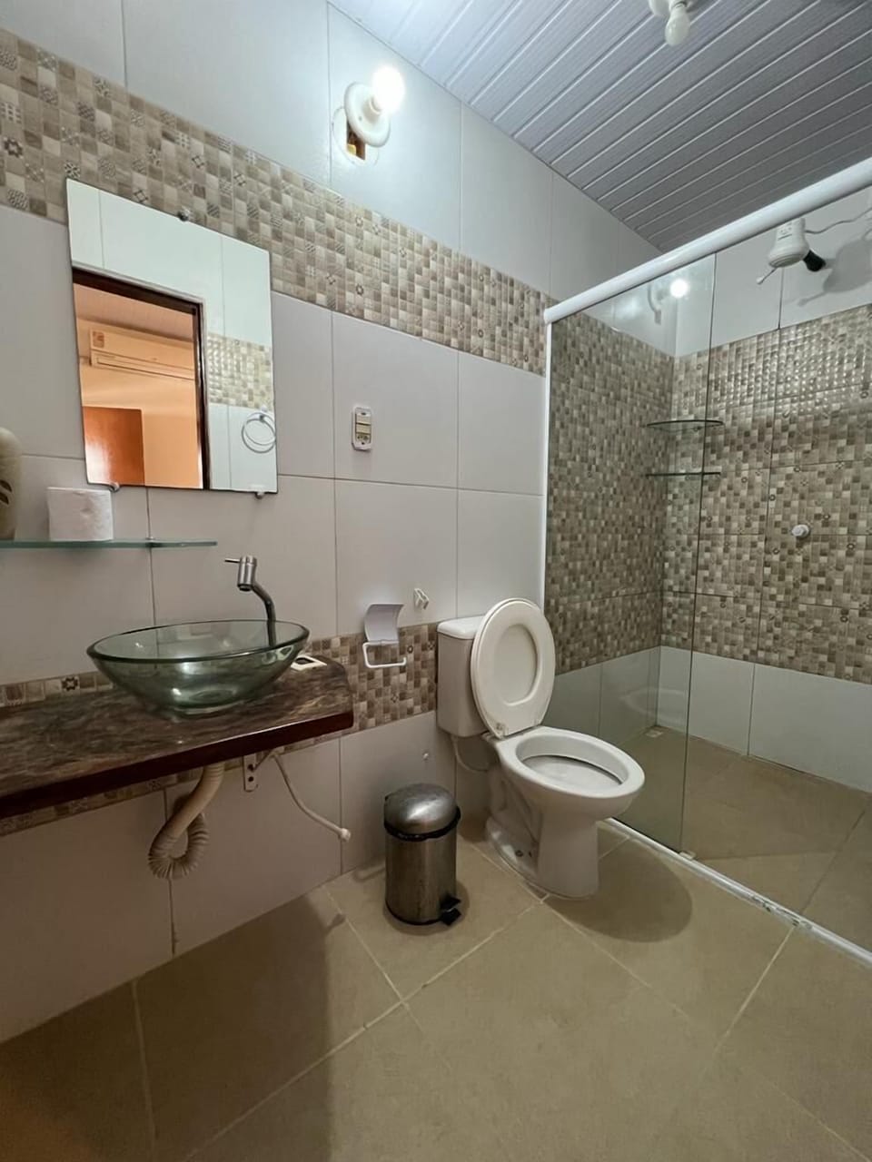 Double Room | Bathroom | Free toiletries, hair dryer