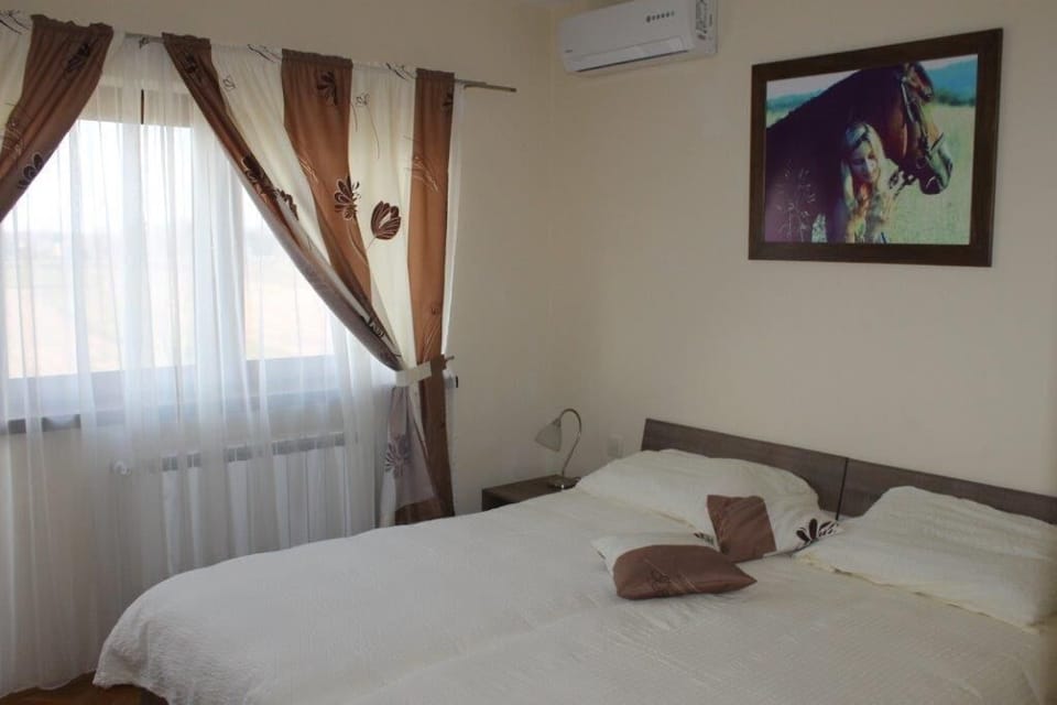 Standard Room, City View | 1 bedroom, desk, laptop workspace, WiFi (free)