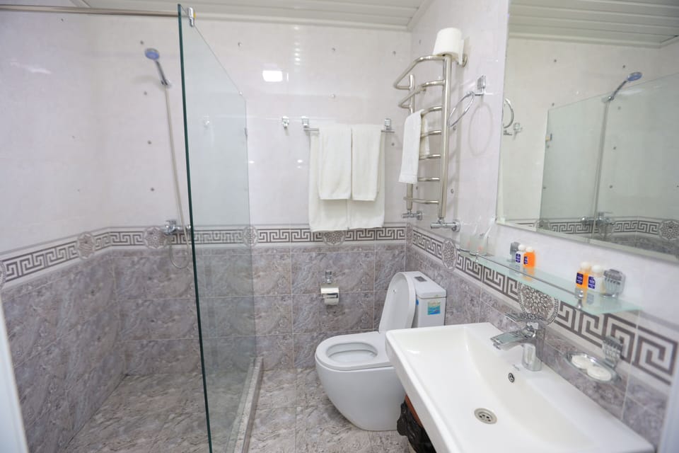 Basic Double or Twin Room | Bathroom | Deep soaking tub, free toiletries, hair dryer, bathrobes