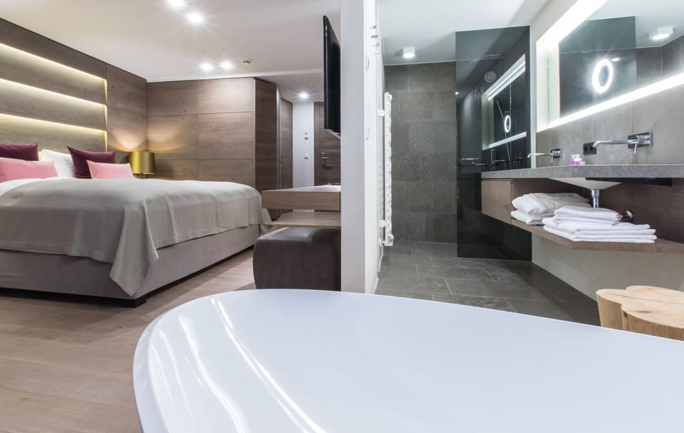 Premium Double Room, Balcony (Charme) | Bathroom | Free toiletries, hair dryer, bathrobes, slippers