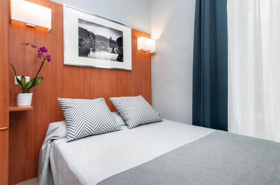 Comfort Double Room Single Use | Hypo-allergenic bedding, in-room safe, desk, laptop workspace