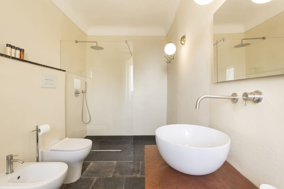 Exclusive House, 6 Bedrooms | Bathroom amenities | Shower, free toiletries, hair dryer, towels